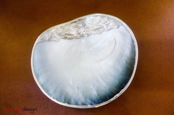 Mother of pearl plate with silver plated patterns